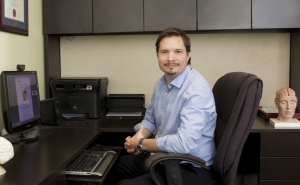 Dr Vincent Paquette dans son bureau de consultation